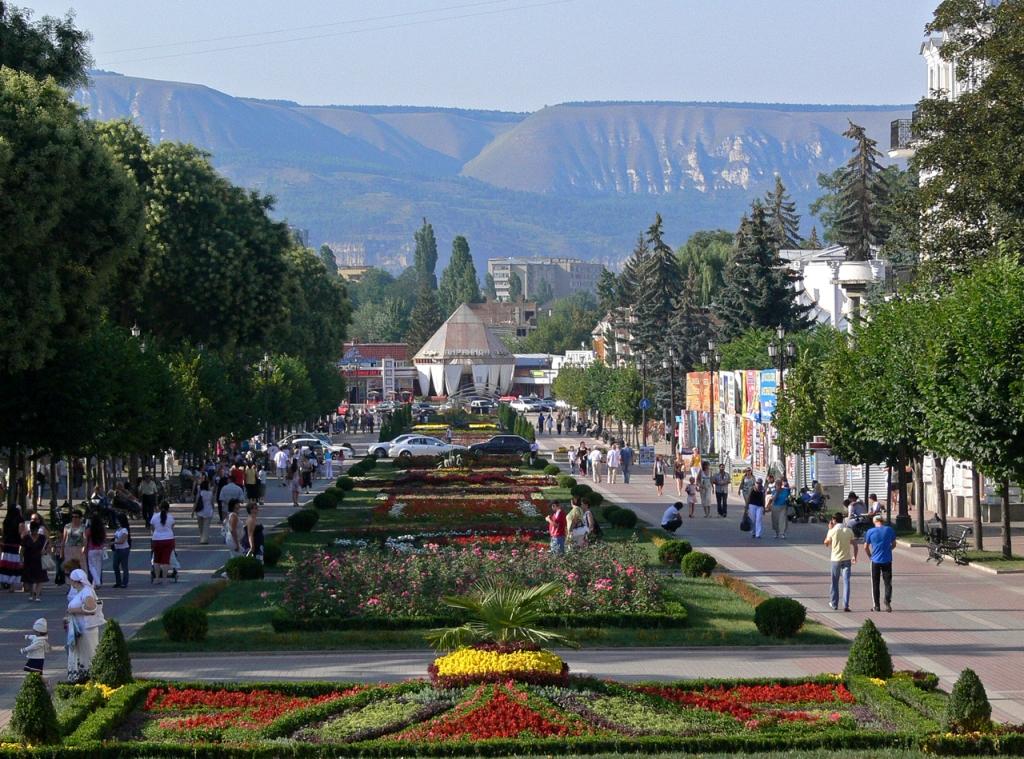 Прогулочная улица в Кисловодске на фоне гор